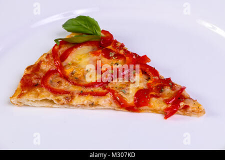 Leckere Pizza assortie mit Würstchen, Pilze und Gemüse Stockfoto