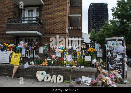 London, Vereinigtes Königreich. Grenfell Turm Opfer Gedenkstätte. Stockfoto
