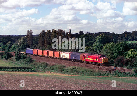 Eine Klasse 37 Diesellok Reihe 37682 Arbeiten eine MOD speichert Zug bei Mortimer am 24. September 2002. Stockfoto