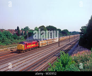 Eine Klasse 37 Diesellok Reihe 37503 Arbeiten einen Zug von cartics geladen mit neuen Ford Autos am Süden Kenton. 4. August 2003. Stockfoto