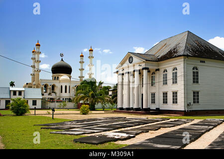 Suriname Paramaribo, Moschee und Synagoge in der keizerstraat in der historischen Innenstadt. Stockfoto