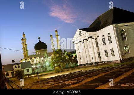 Suriname Paramaribo, Moschee und Synagoge in der keizerstraat in der historischen Innenstadt in der Abenddämmerung. Stockfoto