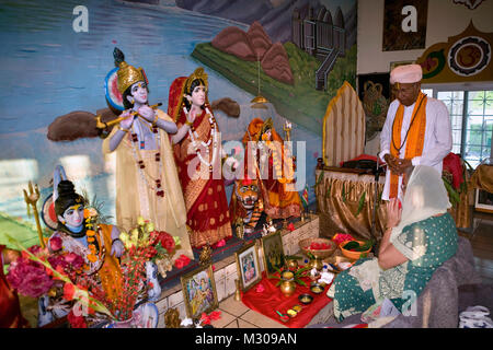 Suriname Paramaribo, Hindu Tempel oder Mandir. Frau und pandit oder hinduistischer Priester beten. Stockfoto