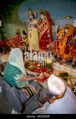 Suriname Paramaribo, Hindu Tempel oder Mandir. Frau und pandit oder hinduistischer Priester beten. Stockfoto