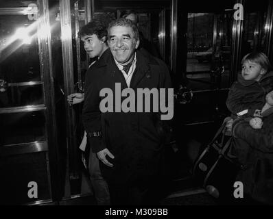 GABRIEL GARCIA MARQUEZ Nobelpreisträger in Stockholm City Theater für einen Nobelpreis Event 1982 anreisen Stockfoto