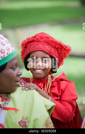 Suriname Paramaribo. Kreolischen Frau und Mädchen in Kotomisi Kleid, den nationalen kreolischen Kostüm. Stockfoto