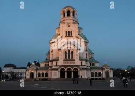 Menschen, die der Bulgarischen Orthodoxen heiligen Alexander Newski Kathedrale im neobyzantinischen Stil in der Stadt Sofia, Hauptstadt von Bulgarien gebaut. Stockfoto