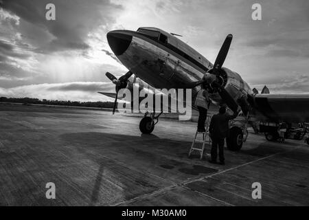 Kolumbianische Mechanik Reparatur eine Propeller-driven Motor einer Douglas DC-3-Flugzeug vor einem nehmen Sie am Flughafen von Puerto Inírida, Kolumbien. Stockfoto