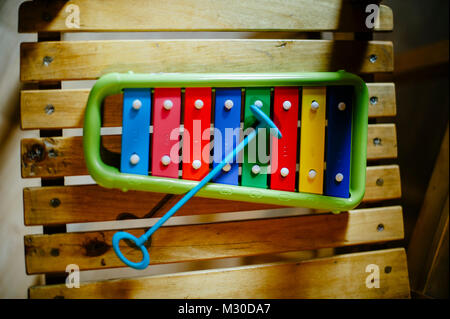 Farbenfrohes Xylophon Musikinstrumente für Kinder Holz- Hintergrund Stockfoto