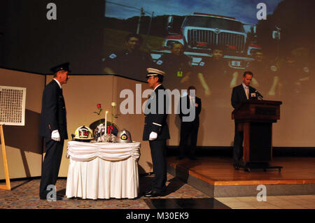120928-N-DS 193-160 Tokyo, Japan (Sept. 28, 2012) - Commander Naval Region Japan, (CNRJ) Regionale stellvertretender Einsatzleiter Peter Sorensen gibt Erläuterungen während CNRJ Feuerwehrleute die gefallene Feuerwehrmänner Zeremonie während des 15. jährlichen CNRJ Feuerwehr- und Rettungsdienste Freundschaft Abendessen im Hotel Neue sanno statt. (U.S. Marine Foto von Mass Communication Specialist 2. Klasse Adam K. Thomas/freigegeben) 121001-N-DS 193-160 von Commander, U.S. Naval Forces Japan (CNFJ) Stockfoto