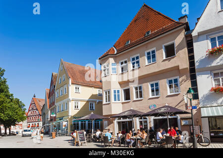 Deutschland, Bayern, Romantische Straße, Nördlingen, Cafe und Street Scene Stockfoto