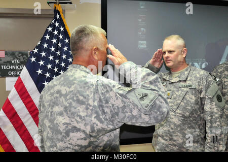 Lt.Col Roger McNabb slautes Brig. Gen. Bud R. Jameson jr., der Kommandant der 316. sustainment Command (Auslandseinsätze), bevor zum Oberstleutnant befördert. (US Army Foto) 121005-A-XD 571-005 von 316 ESC Stockfoto