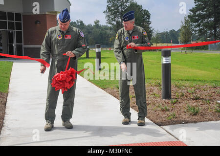 Nationalgarde Generalmajor Jim Butterworth, Adjutant General von Georgien, und National Guard Generalmajor Thomas Moore, Georgia Air National Guard Commander, schneiden Sie die zeremoniellen Ribbon weiht neues Gebäude des 165 Air Support Operations Squadron, Oct, 10, 2012 bei Savannah Air National Guard Base in Garden City, Ga. Die 165 ASOS von Brunswick, GA an den neuen Standort in Garden City, Ga (National Guard Foto von Tech verlegt. Sgt. Charles Delano/freigegeben) 165 ASOS ribbon-cutting durch Georgia National Guard Stockfoto