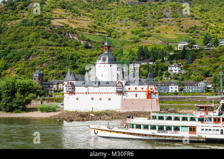 Deutschland, Rheinland-Pfalz, Rhein, Rhein, Kaub Burg und Vergnügen Dampfer Stockfoto