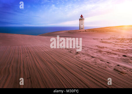 Der Leuchtturm Rubjerg Knude in Dänemark bei Sonnenaufgang Stockfoto