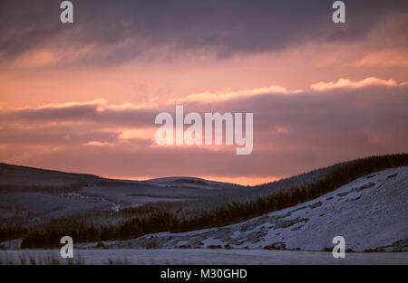 Sun Rise in Schottland über Hügel Stockfoto