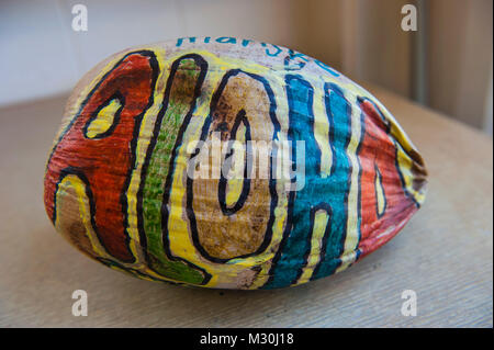 Bunte Kokosnüsse in der Nur coconut Postamt der Welt, Post-A-Mutter, Insel Molokai, Hawaii Stockfoto
