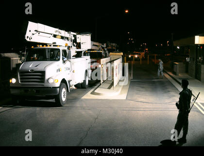 Power Company Nutzfahrzeuge klar das Haupttor checkpoint von 161 Luftbetankung Flügel, California Air National Guard, bei Sky Harbor International Airport in Phoenix, November 1, 2012. Arizona utility Unternehmen sind, die für die Bereitstellung des Service Ausrüstung und Personal im Hurrikan Sandy wiederherstellungsmaßnahmen an der Ostküste zu unterstützen und Waren staging bei 161 ARW für den Transport. Arizona National Guard von der National Guard Stockfoto