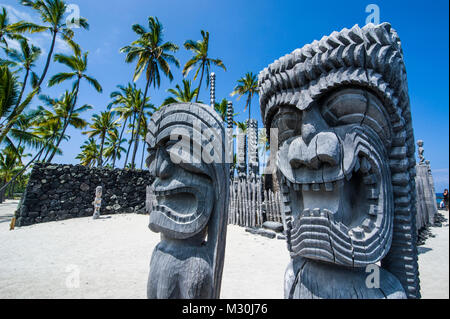 Hölzerne Statuen im Puuhonua o Honaunau National Historical Park, Big Island, Hawaii Stockfoto