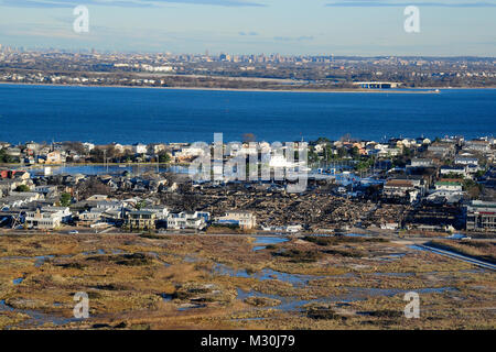 Gemeinsame Basis MCGUIRE - DIX - LAKEHURST, N.J. - Eine Luftaufnahme von Sturm- und Brandschäden an der Küste von New York von einem Georgia Army National Guard CH-47 Chinook heavy-lift Hubschrauber während eines Fluges von Joint Base Mc Guire-Dix - Lakehurst, New Jersey, November 3, 2012. (U.S. Air Force Foto von Tech. Sgt. Parker Gyokeres/Freigegeben) Luftaufnahme von Sturm- und Feuerschäden in New Jersey von Georgien National Guard Stockfoto