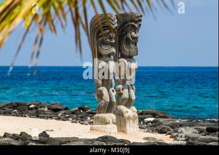 Hölzerne Statuen im Puuhonua o Honaunau National Historical Park, Big Island, Hawaii Stockfoto