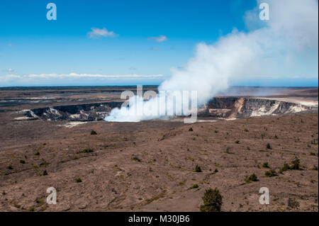 Rauchen K? lauea Gipfel Lavasee im Hawaii Volcanoes National Park, Big Island, Hawaii Stockfoto