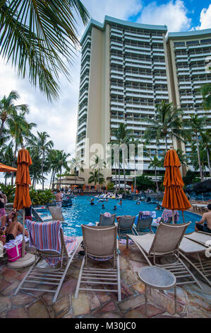 Poolbereich vor einem Hochhaus direkt am Waikiki Strand, Oahu, Hawaii Stockfoto