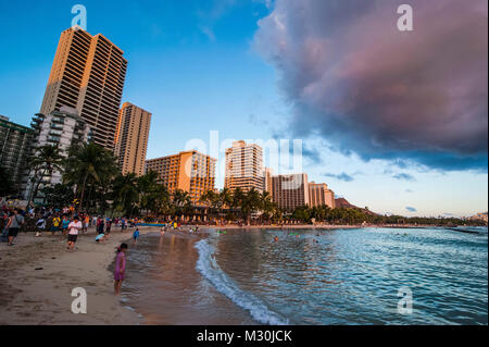 Am späten Nachmittag Sonne über der Hotels am Strand von Waikiki, Oahu, Hawaii Stockfoto