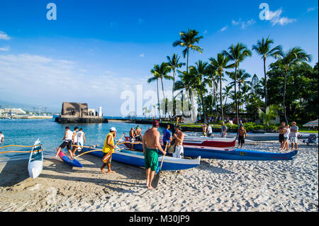 Outrigger Boote am Strand von Kamakahonu, Kailua-kona, Big Island, Hawaii Stockfoto