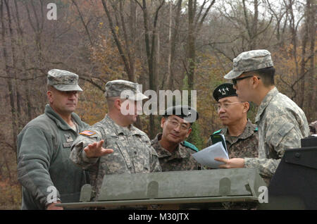 Generalleutnant Mo Jong-hwa, Kommandierender General, Republik Korea € ™ s 1. Armee Korps, und Brig. Gen. Bae Jong-Gil, Kommandierender General, Republik Korea € ™ s 1. Armee Korps Artillery Brigade, besuchte die 210th Brände Brigade, 2 Infanterie Division, 8 Camp Casey. Generalleutnant Mo und Brig. Gen. Bae erhalten mission Schriftsatz von der Feuerwehr Personal zu Aufgaben und Fähigkeiten, und mit einer Besichtigung des brigadeâ € ™ s Zähler beendet - Feuer Radarsysteme. (Foto: Staff Sgt. Carlos Davis, 210Th Feuer Feuerwehr Public Affairs) VIPs visits 210th Brände Brigade von # FIRMA PACOM Stockfoto