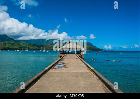 Hölzernen Pier in der Bucht von Hanalai auf der Insel Kauai, Hawaii Stockfoto