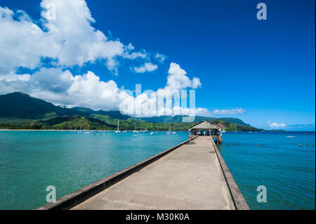 Hölzernen Pier in der Bucht von Hanalai auf der Insel Kauai, Hawaii Stockfoto