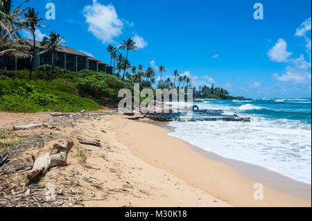 Sandstrand auf Kapaa Beach Park auf der Insel Kauai, Hawaii Stockfoto