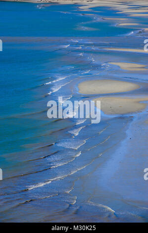 Touristen zu Fuß durch Ebbe in den Abel Tasman National Park, South Island, Neuseeland Stockfoto