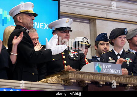 NEW YORK, NY - 12. NOVEMBER: United States Marine Corps Major General Michael G. Dana, und die Mitglieder der US-Streitkräfte, Ring der öffnung Glocke Veterans Day Gedenken an der New York Stock Exchange am 12. Oktober 2012 in New York City. (Foto von Dario Cantatore/NYSE Euronext) DCB5067 von NYCMarines Stockfoto