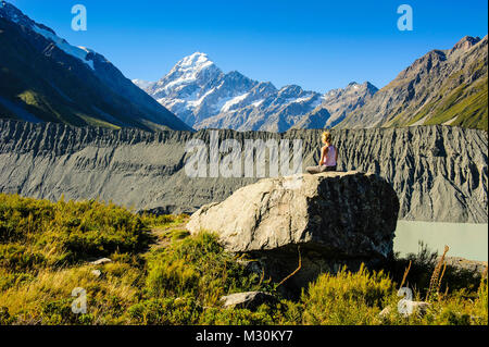 Frau genießt die Aussicht auf den Mount Cook, Südinsel, Neuseeland Stockfoto