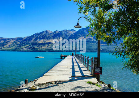 Hölzerne Seebrücke im türkisfarbenen Wasser des Sees Wakaipu, Glenorchy um Queenstown, Südinsel, Neuseeland Stockfoto