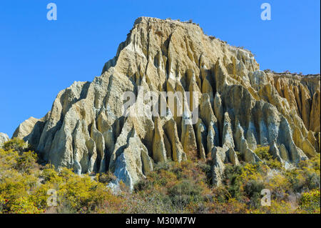 Riesige scharfe Zinnen der Omarama Clay Cliffs, Südinsel, Neuseeland Stockfoto