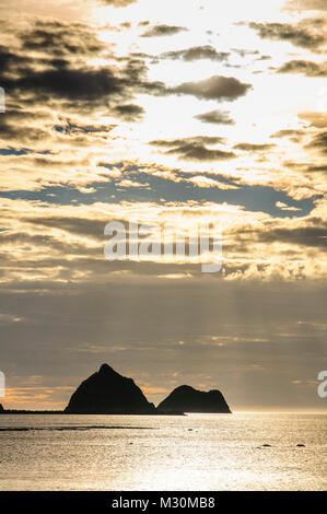 Hintergrundbeleuchtung des riesigen Felsen in der Bucht von New Plymouth, Mount Taranaki, North Island, Neuseeland Stockfoto