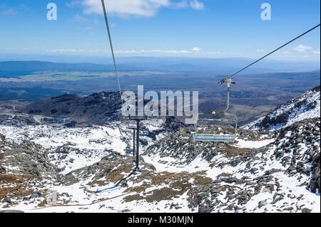 Sessellift auf dem Mount Ruapehu. Unesco-Welterbe Blick Tongariro National Park, North Island, Neuseeland Stockfoto