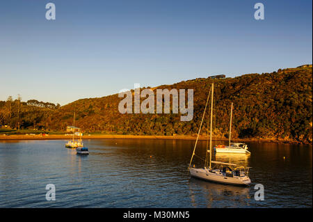 Kleine Segelboote im Matiata Bay auf Waiheke Island, North Island, Neuseeland Stockfoto