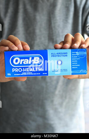 Nahaufnahme von Oral B Pro Gesundheit Zahnpasta Stockfoto