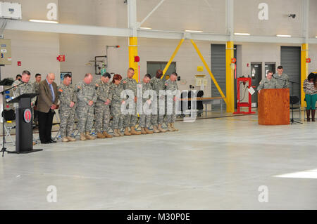 PINEVILLE, La-Soldaten aus der Louisiana National Guard 204 Theater Flugplatz Gruppe Betrieb und 2-244 th Flugplatz Operationen Bataillon sagen Abschied von Familie und Freunden an einem Einsatz Zeremonie helfen bei der Army Aviation Support Service bei Esler Feld in Pineville, La., Jan. 6. Die Einheiten werden Sie nach Afghanistan und Kuwait ihre Kompetenz bei der Kontrolle und Steuerung zu verwenden, das Personal Planung, Überwachung und Standardisierung aller Flugplätze und Flugverkehrsdienste innerhalb des Theaters von Operationen. (Nationa Garde Foto von SPC. Tarell J. Bilbo, 241 Mobile öffentliche Angelegenheit Stockfoto