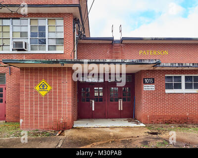 Geschlossen und verlassenen Paterson Grundschule Gebäude baufällig und heruntergekommen in Montgomery Alabama USA. Stockfoto