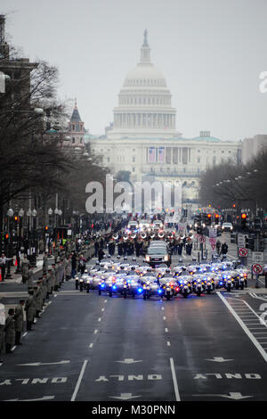 Service für Mitglieder von Joint Task Force - Nationale Capitol Region beginnen die Generalprobe der Presidential inaugural Parade in Washington D.C., Jan. 13, 2013. Militärische Engagement in der amtsantretung stammt aus dem 30. April 1789, als Mitglieder der US-Armee, lokalen Milizeinheiten und revolutionären Krieg Veteranen begleitet George Washington zu seiner ersten Eröffnung. (DoD Foto von SPC. David M. Scharf) (Freigegeben) Präsidentschafts-einweihung Probe durch die National Guard Stockfoto