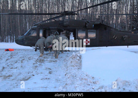 Soldaten vom 1.BATAILLON, 5 Infanterie Regiment, 1 Stryker Brigade Combat Team, 25 Infanterie Division, teamed oben mit der 1 Bataillon, 52 d Aviation Regiment medizinische Evakuierung Training am Fort Wainwright, Alaska am 15.Januar zu führen. (U.S. Armee Foto von Sgt. Michael Blalack, 1/25 SBCT Public Affairs) 130116-A-AX 238-003 von 1 Stryker Brigade Combat Team arktische Wölfe Stockfoto