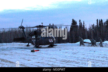 Soldaten vom 1.BATAILLON, 5 Infanterie Regiment, 1 Stryker Brigade Combat Team, 25 Infanterie Division, teamed oben mit der 1 Bataillon, 52 d Aviation Regiment medizinische Evakuierung Training am Fort Wainwright, Alaska am 15.Januar zu führen. (U.S. Armee Foto von Sgt. Michael Blalack, 1/25 SBCT Public Affairs) 130116-A-AX 238-004 von 1 Stryker Brigade Combat Team arktische Wölfe Stockfoto