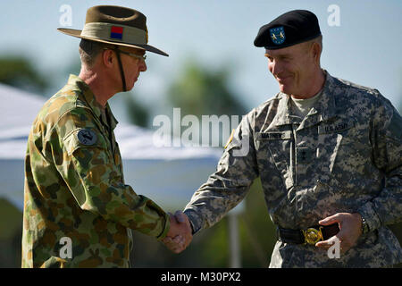 Generalmajor Roger F. Mathews stellvertretenden kommandierenden General der US-Armee, Pazifik (USARPAC) begrüßt die Australian Defence Force Generalmajor Richard M. Burr, Hauptquartier der US-Army Pacific stellvertretenden kommandierenden General der Vorgänge während eines Jan. 17, 2013 Stellvertretender Kommandierender General Flying-V-Zeremonie an der historischen Palm Kreis auf Fort Shafter, Honolulu, Hawaii. Die Zeremonie Burr und seine Familie als erste ausländische Offizier auf dieser Ebene der Führung in der US-Armee, die zugewiesen werden soll. Der Grat Termin als USARPAC Stellvertretenden Kommandierenden General von Operationen bedeutet die anhaltend starke Re Stockfoto