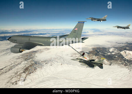 Kapitän Jared Weiß, eine F-16 Fighting Falcon Pilot von der 421St Fighter Squadron, Hill Air Force Base, Arizona, empfängt von der Pennsylvania National Guard KC-135 Tanker auf dem Weg nach San Diego, Calif., Jan. 18, 2013. Ein Kader von Hill-basierte 388 Fighter Wing Piloten wird aus der Marine Corps Air Station Miramar Close Air Support für das US Marine Corps integrierte Ausbildung Übung (ITX) 13-1 früher als Mojave Viper bekannt zu geben. Diese gemeinsame Ausbildung Betrieb bei 29 Palms ausgeführt, bereitet Marine Bataillone für den Einsatz in Afghanistan. (USAF Foto von Master Sgt. Ben Bloker) Refueli Stockfoto