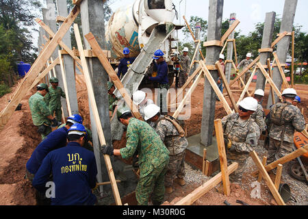 Us-Armee Soldaten mit der 643Rd Bauunternehmen, 84th Engineer Battalion Beton zusammen mit Royal Thai Army Soldaten vom 34 Mobile Development Unit und die Singapur Army Combat Engineer Gruppe für den Bau an der Ban Wang Hau Krang Grundschule, Provinz Phitsanulok, Königreich Thailand, Jan. 24 gießen. Übung Cobra Gold (CG13) Kräfte verhalten Engineering und medizinische civic Hilfsprojekte, kooperative Gesundheit Engagement und anderen zivilen und militärischen Aktivitäten im Königreich Thailand, um die Sicherheitsinteressen des Königreichs Thailand USA fördern und Teil Stockfoto